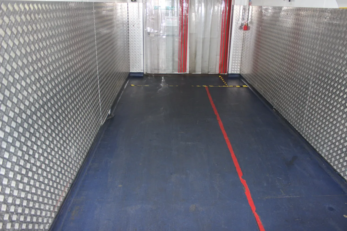 The same corridor floor clean after the clean