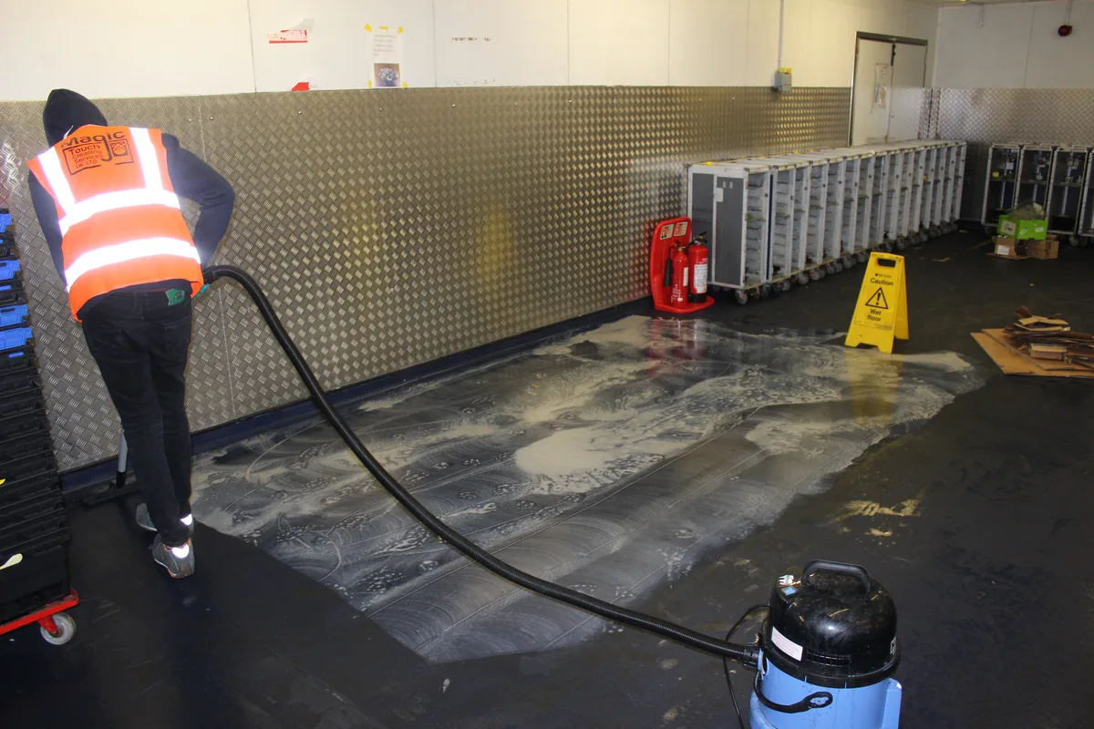 An operative recovering water with a wet vacuum